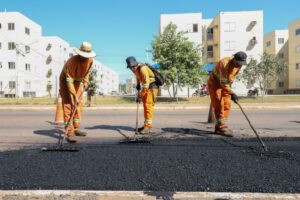 Várzea Grande amplia serviços de tapa-buracos, patrolamento e drenagem em diferentes regiões