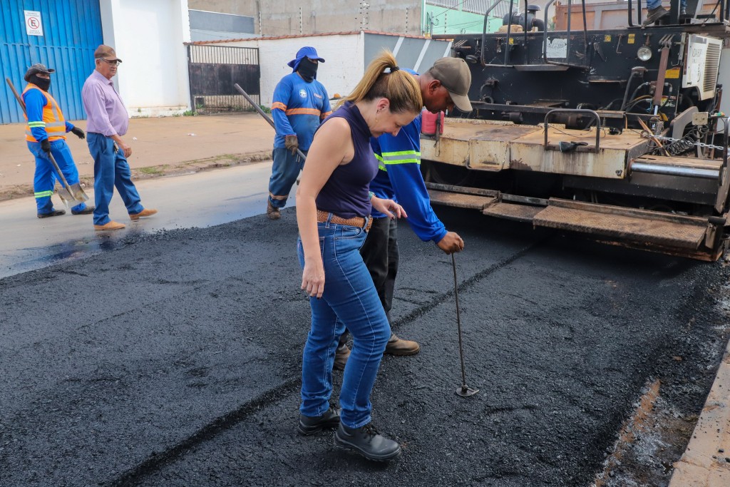 Após recapeamento, avenida Brigadeiro Eduardo Gomes recebe nova sinalização viária