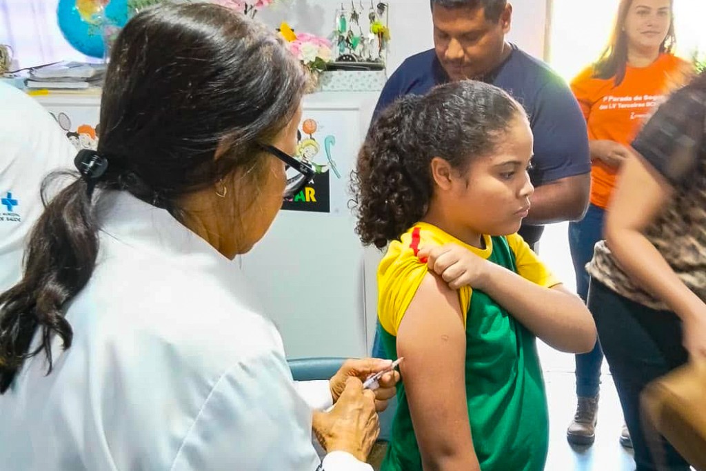Vacinação nas escolas atualiza caderneta de crianças de 4 a 10 anos em VG