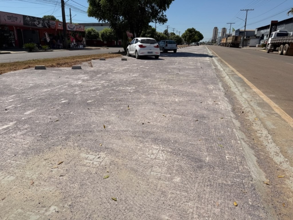 Prefeitura de Sinop conclui primeira etapa do estacionamento no canteiro central da Avenida Joaquim Socreppa