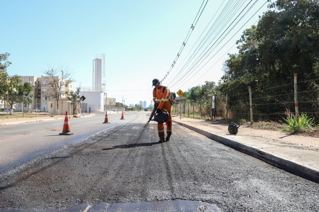 Manutenção viária atende Jardim Maringá, Costa Verde, Jardim Eldorado e Vila Arthur