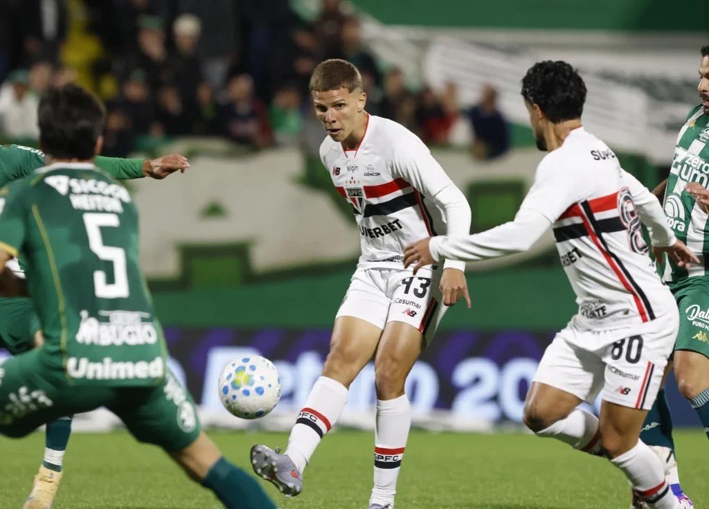 São Paulo perde para a Chapecoense e chega a dez jogos sem vencer no Brasileirão
