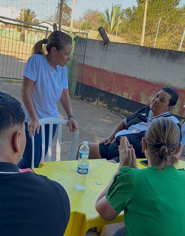 Prefeita Flávia Moretti visita bairro Vitória Régia e ouve demandas dos moradores