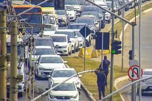 Caminhão derrama detritos de frigorífico e deixa trânsito em meia pista na João Ponce de Arruda