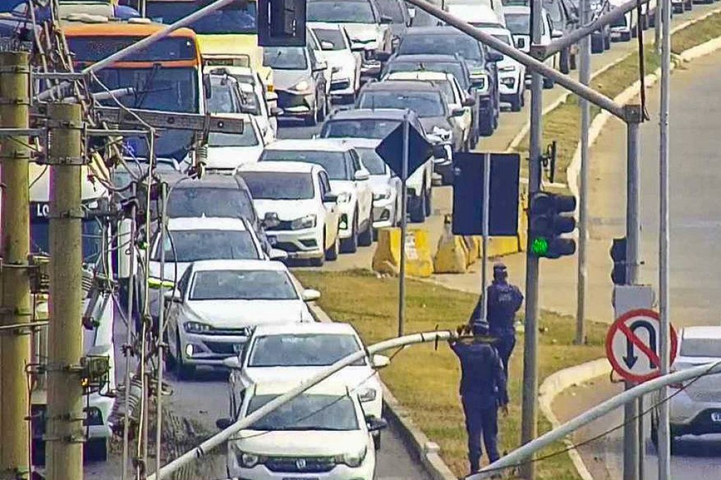 Caminhão derrama detritos de frigorífico e deixa trânsito em meia pista na João Ponce de Arruda