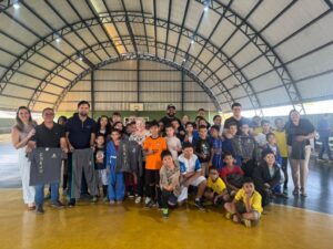 Primavera do Leste entrega novos uniformes para crianças e adolescentes atendidos pelo CREJU