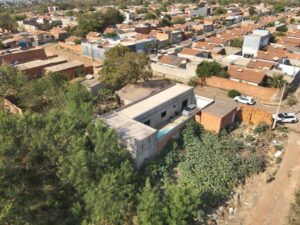 Prefeitura remove edificações desocupadas em área de nascentes após recomendações do Ministério Público