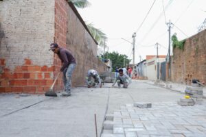 Prefeita Flávia Moretti vistoria obra do Beco do Alameda: "Há 40 anos ninguém olha para cá e agora está resolvendo", diz presidente do bairro