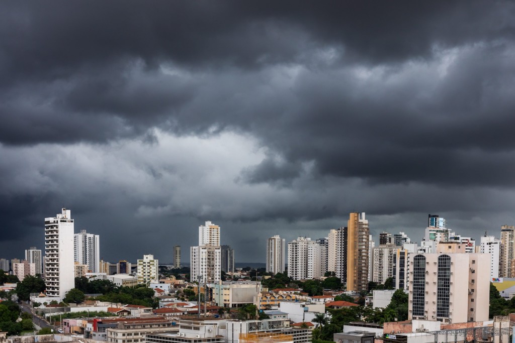 Prefeitura reforça equipes para limpeza de bocas de lobo após chuva e pontos de alagamento em Cuiabá