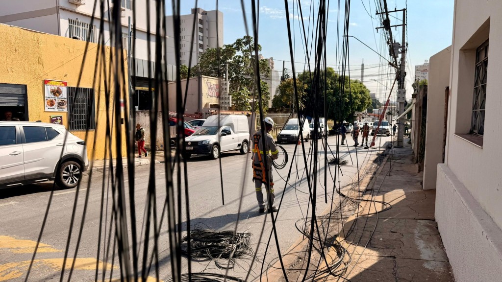 Operação remove fiação irregular em postes críticos da Avenida Barão de Melgaço