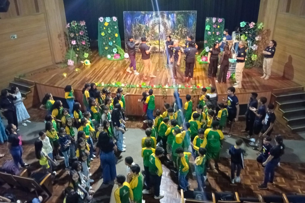 Grupo teatral da EMEB Salvelina Ferreira da Silva se apresenta na etapa estadual do Fetran