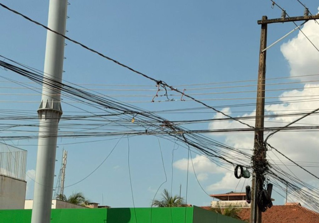 Prefeitura orienta comerciantes sobre possíveis interrupções de internet durante mutirão de regularização de fios