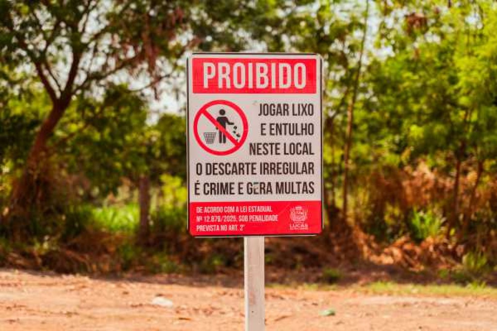 Espaços públicos estão recebendo placas de orientação sobre descarte incorreto de lixo