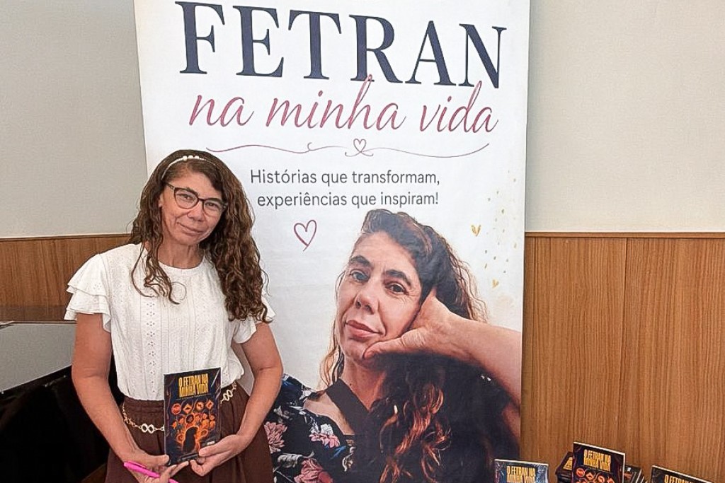 Professora da Rede Municipal de Várzea Grande lança livro durante 21º Festival do Fetran