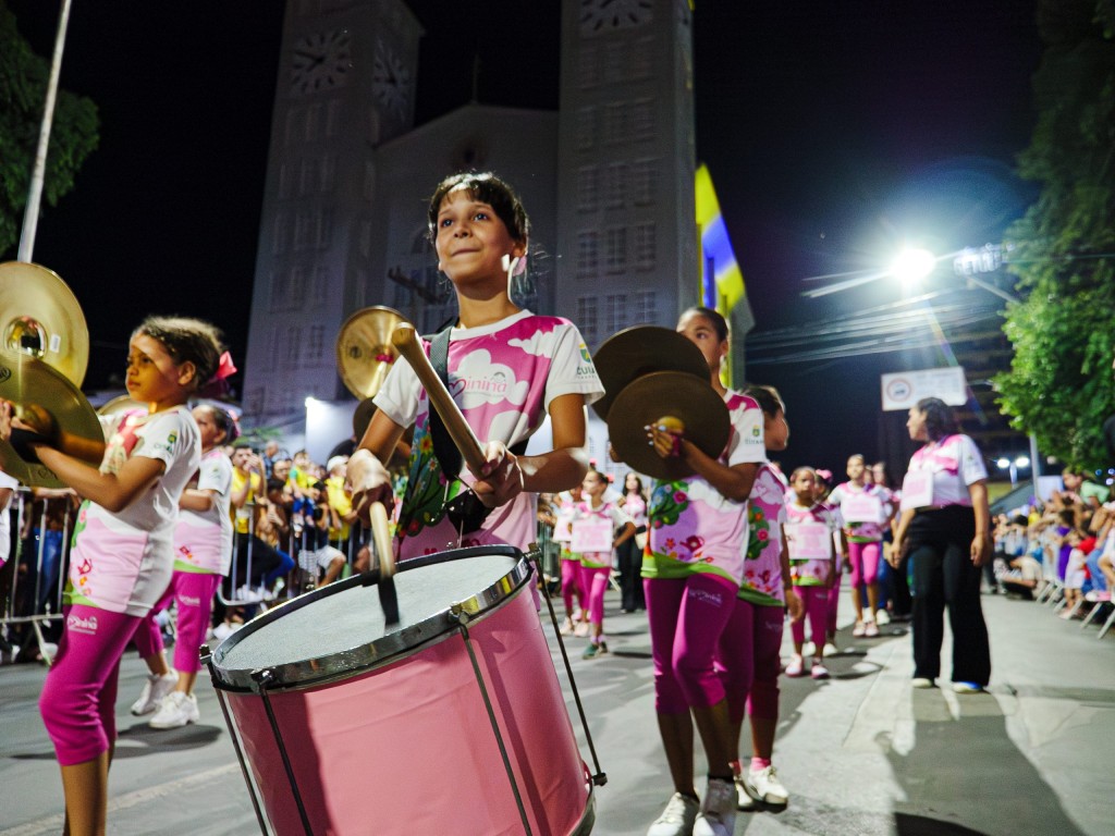Fanfarras de escolas municipais, Simininas e Simininos são destaque no desfile de 7 de Setembro