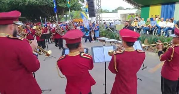 Avenida se encheu de cores, música, emoção e patriotismo em Paranaíta