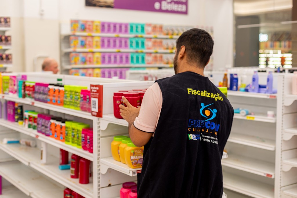 Procon fiscaliza mais de 200 lojas em shoppings de Cuiabá e apreende cerca de mil produtos durante operação