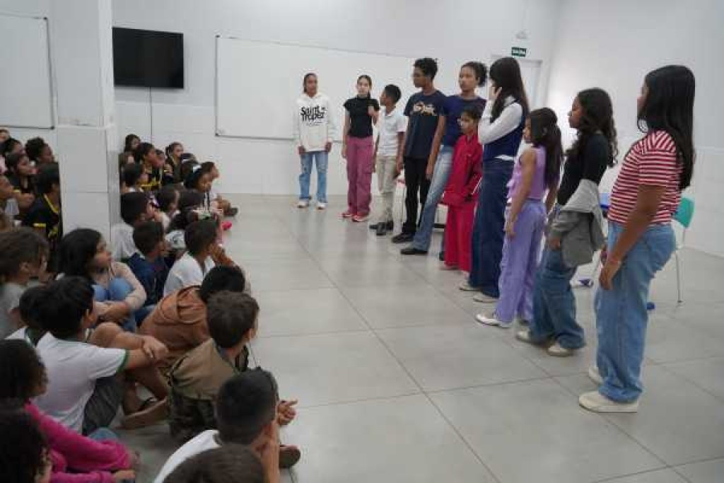 Oficina Cultural de Teatro leva arte e conscientização sobre bullying a centenas de estudantes de Lucas