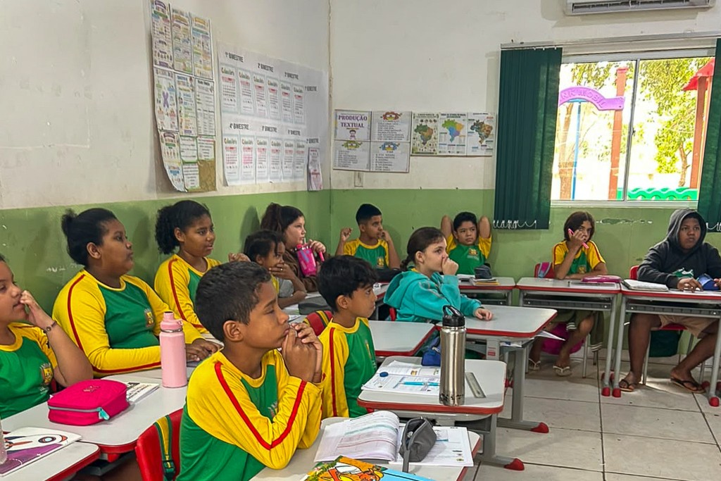 Estudantes participam de palestra educativa e recebem orientações sobre o concurso de redação dos Bombeiros