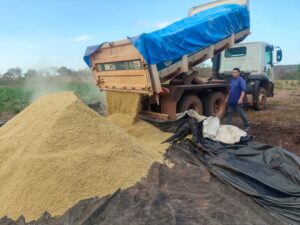 Prefeitura entrega 3,6 toneladas de casquinha de soja e reforça apoio a produtor durante estiagem