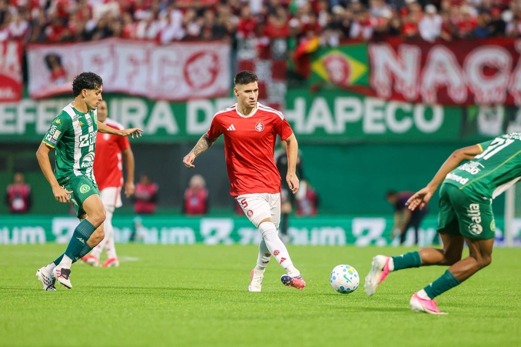 Internacional vence Chapecoense fora de casa e quebra jejum de dez jogos no Brasileirão