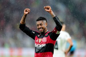 Flamengo vence o Corinthians no Maracanã e reassume a liderança do Brasileirão