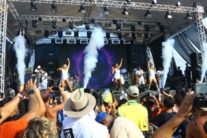 Festival de Praia reúne famílias, atrai turistas e encerra quatro dias de programação com show de Xanddy Harmonia