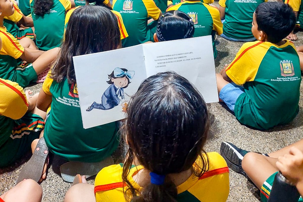 EMEB Mercedes de Paula Sôda recebe escritora Paula Naves para encontro com alunos
