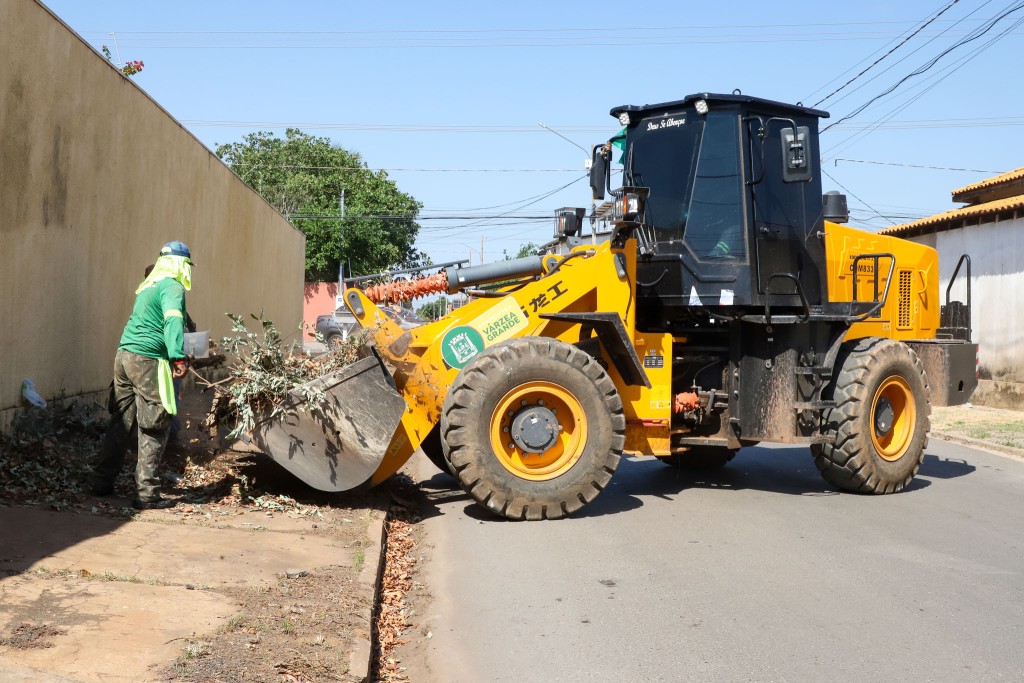 Mutirão mobiliza 100 trabalhadores e leva limpeza e melhorias ao bairro Costa Verde