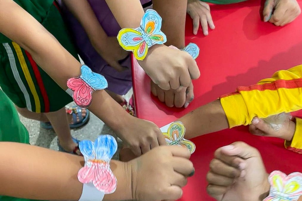 Alunos de 5 anos aprendem sobre metamorfose da borboleta em atividade lúdica