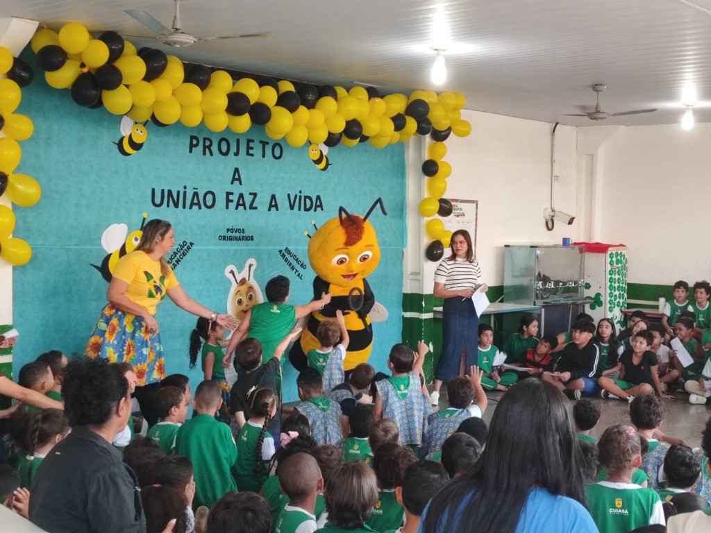 Mascote visita 20 escolas em celebração ao aniversário do Programa A União Faz a Vida