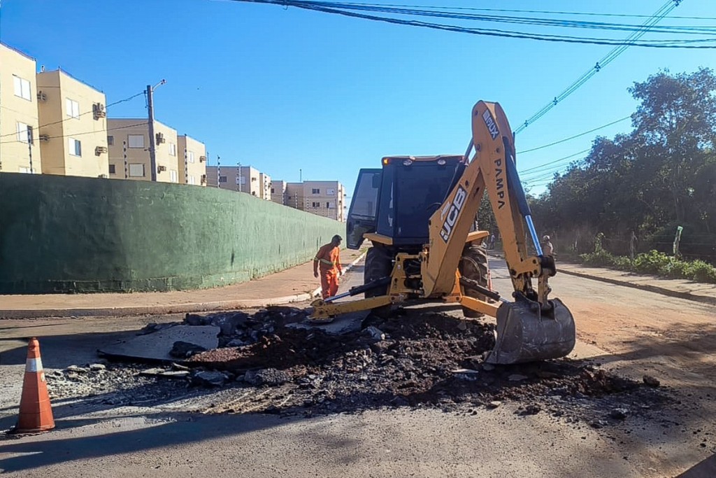 Prefeitura intensifica recapeamento da Avenida Tricolor, no Grande Cristo Rei