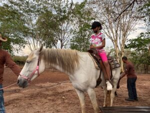 Meninas do Programa Siminina vivenciam manhã de lazer e contato com a natureza em rancho de Cuiabá