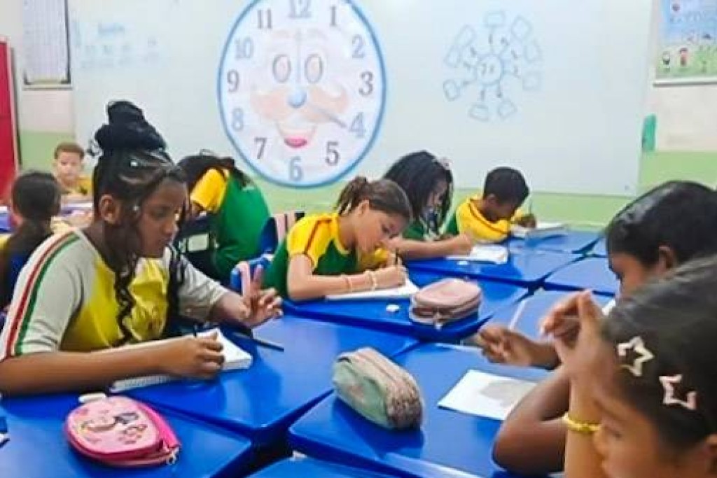Alunos aprendem a identificar as horas em atividade prática e divertida