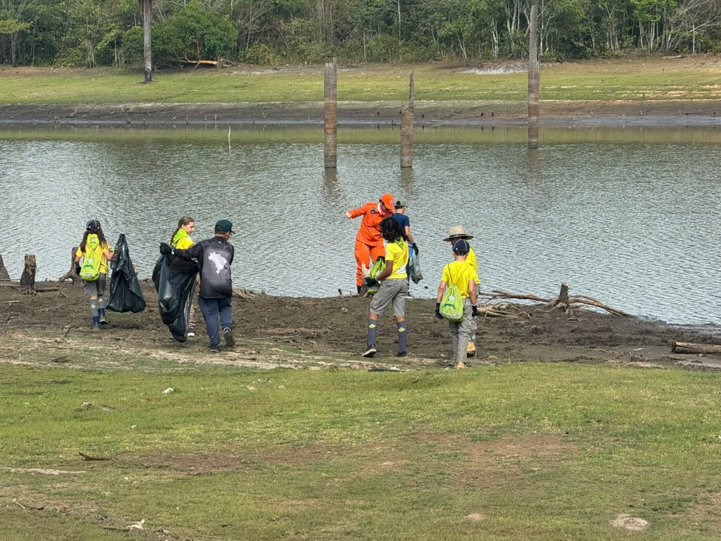 Primavera do Leste realiza mutirão e retira cerca de 12 metros cúbicos de resíduos do Córrego Traíras