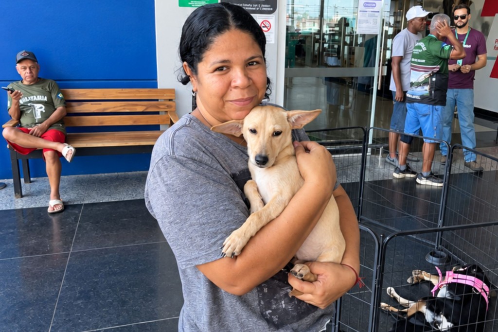 Feira de Adoção da Prefeitura garante novo lar para oito animais em Cuiabá