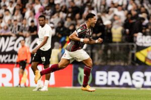 Corinthians perde para o Fluminense e amarga sexta derrota seguida no Brasileirão
