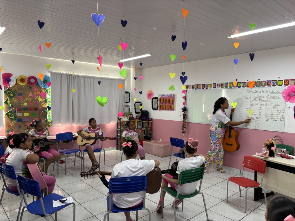 Simininas aprendem Libras e violão em aulas que unem música e inclusão
