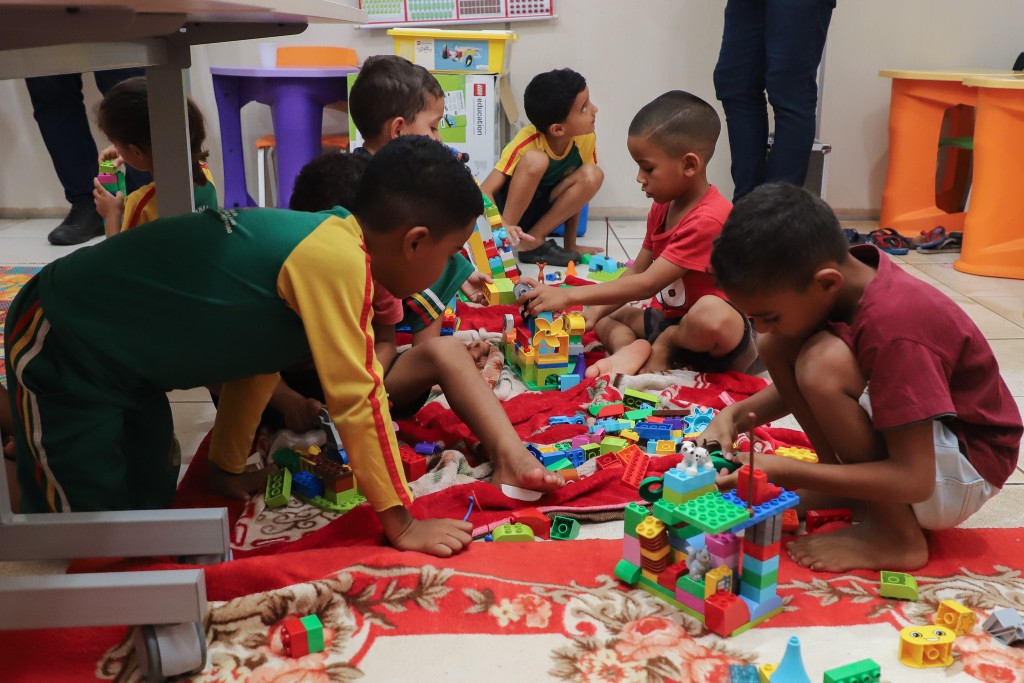 Crianças do CMEI Vovô Caetano vivenciam experiência com Lego e iniciam contato com a robótica