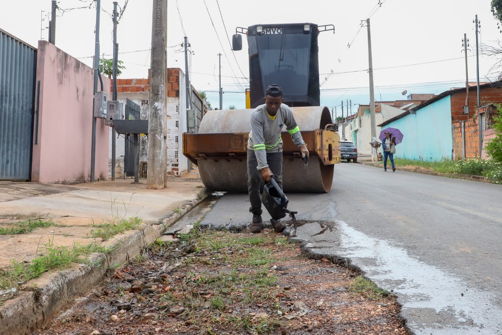 Oito bairros e regiões de Várzea Grande recebem serviços de manutenção viária nesta sexta-feira (2)