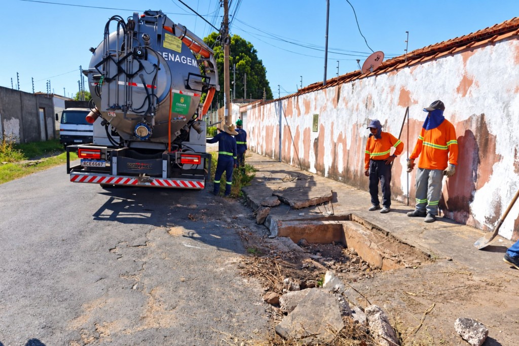 Obras e Defesa Civil reforçam limpeza de drenagem em pontos com risco de alagamento em Cuiabá