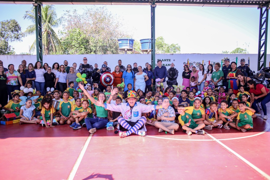 SEISC leva recreação, presentes e alegria a crianças de escola em Várzea Grande