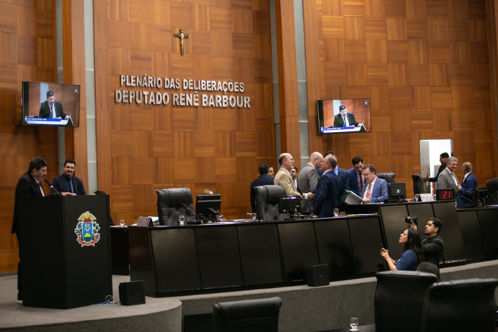 Deputados aprovam 28 projetos de lei em sessão desta quarta-feira
