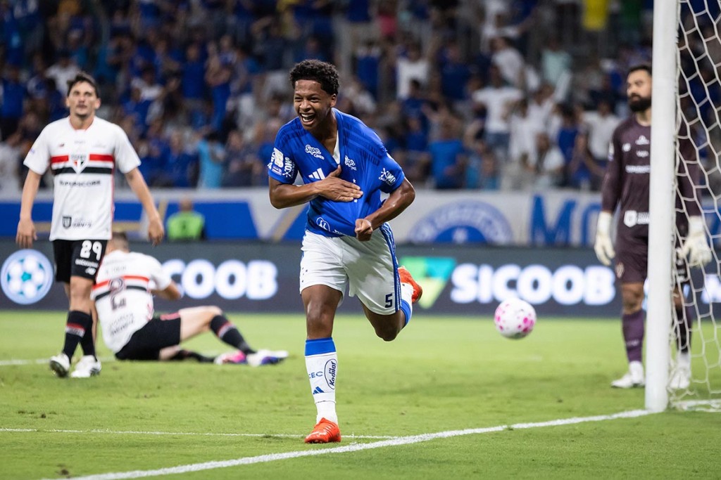 Cruzeiro supera o São Paulo, entra no G4 e Tricolor encosta na zona de rebaixamento