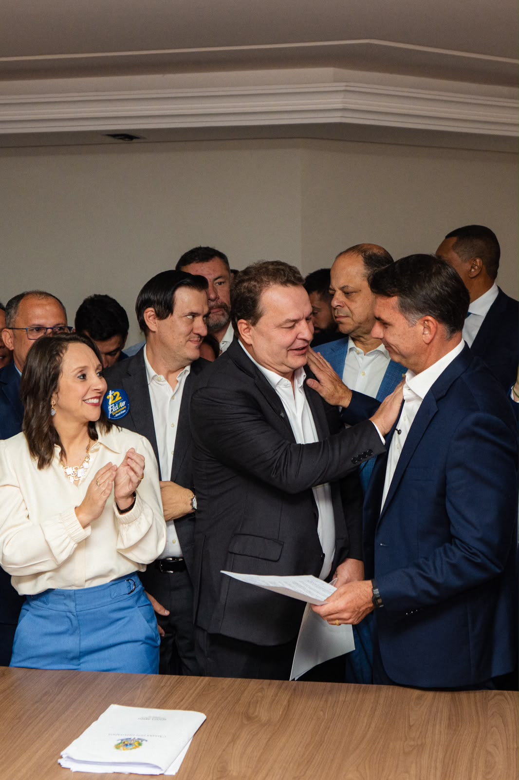 Max Russi entrega a Flávio Bolsonaro carta de apoio assinada por 18 deputados de Mato Grosso