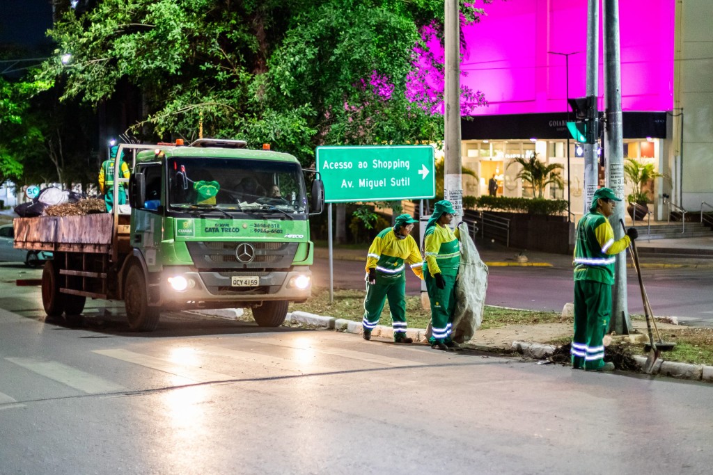 Prefeitura mantém trabalhadores durante a madrugada e reforça limpeza de Cuiabá