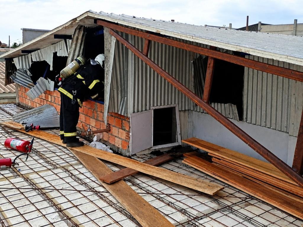 Corpo de Bombeiros combate incêndio no telhado de hospital municipal