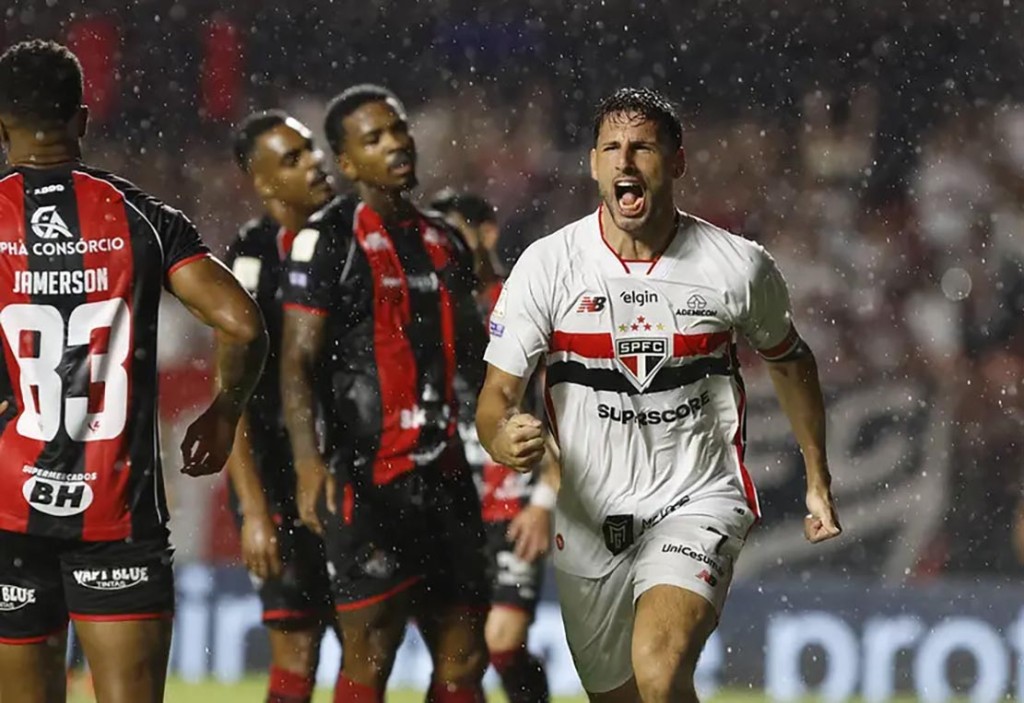 São Paulo vence o Vitória e deixa zona de alerta do rebaixamento para trás