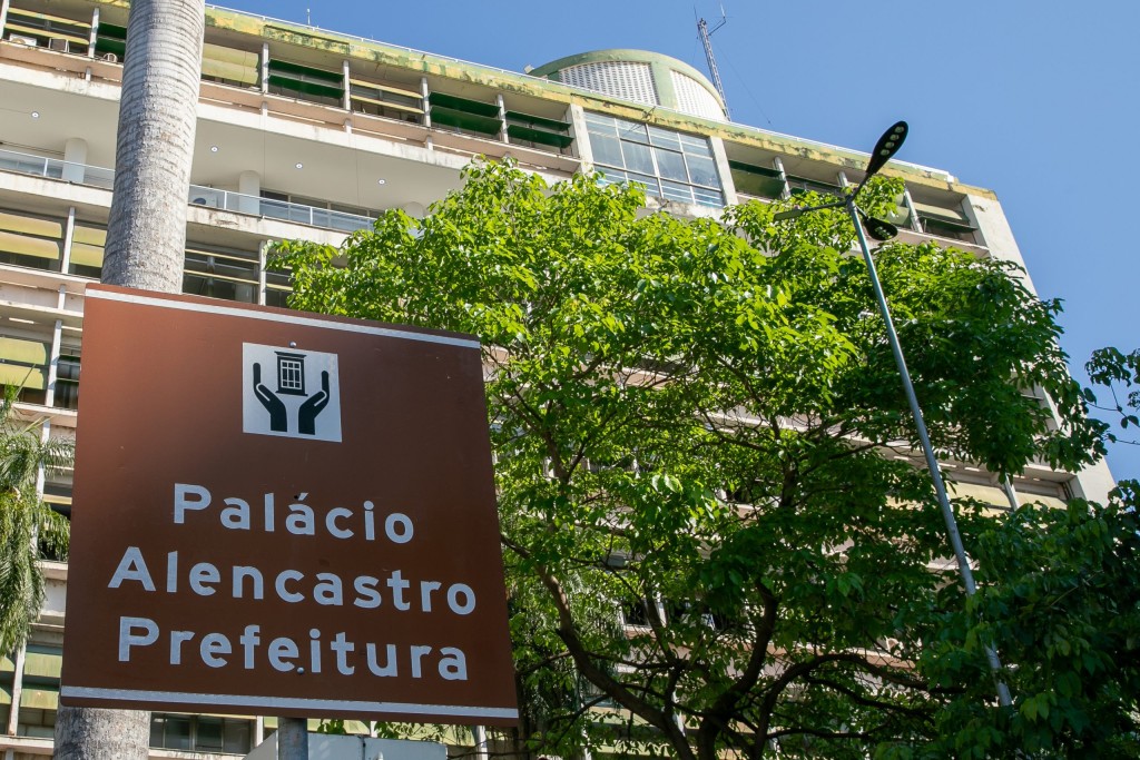Cuiabá promulga leis que homenageiam parteira e inclui festa religiosa no calendário oficial