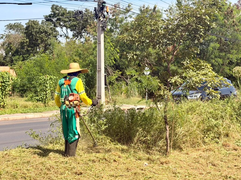 Cuiabá mobiliza 135 trabalhadores para limpar canteiros e conter avanço de planta invasora